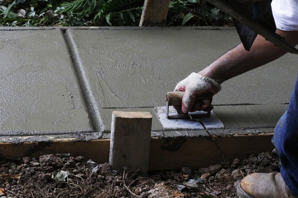 процесс бетонирования садовой дорожки своими руками